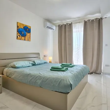 The Hill 245 Modern Apt: 10 Minutes From the beach Apartment *