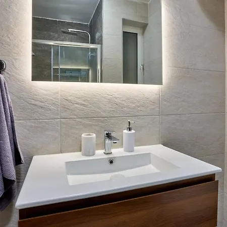 The Hill 245 Modern Apt: 10 Minutes From the beach *