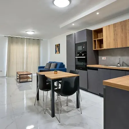 The Hill 245 Modern Apt: 10 Minutes From the beach